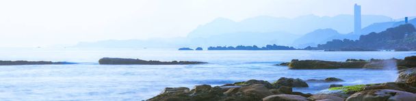Słynny malowniczy obszar Tajwanu, Północne Wybrzeże Keelung, naturalne geologiczne skaliste brzegi i morze, - Zdjęcie, obraz
