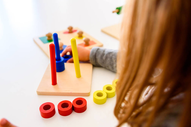 A Montessori alternatív oktatási pedagógia különleges anyagok - Fotó, kép