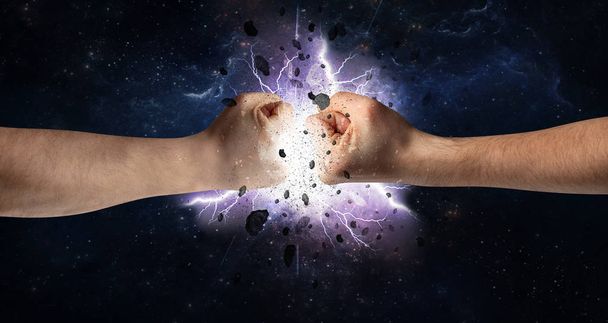 Combattre les mains avec l'explosion de tempête
 - Photo, image