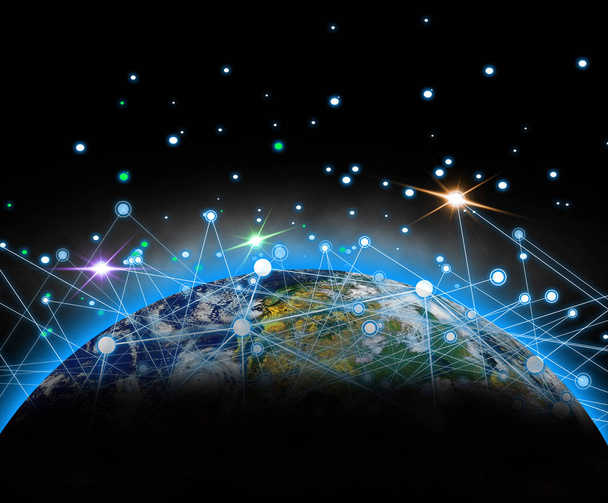 Maailmanlaajuinen verkko- ja tietoliikennetiedonvaihto maapallon yllä ja tämän NASAn toimittaman kuvan teknologian siirtäminen
. - Valokuva, kuva