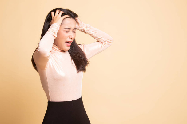 Напряженная молодая азиатская бизнесвумен кричит:
. - Фото, изображение