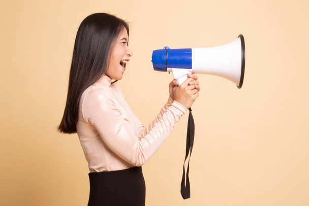 Beautiful young Asian woman announce with megaphone. - 写真・画像