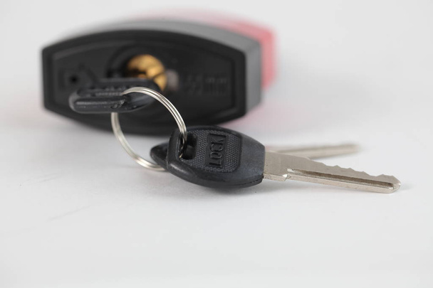 new waterproof padlock with keys - Foto, immagini