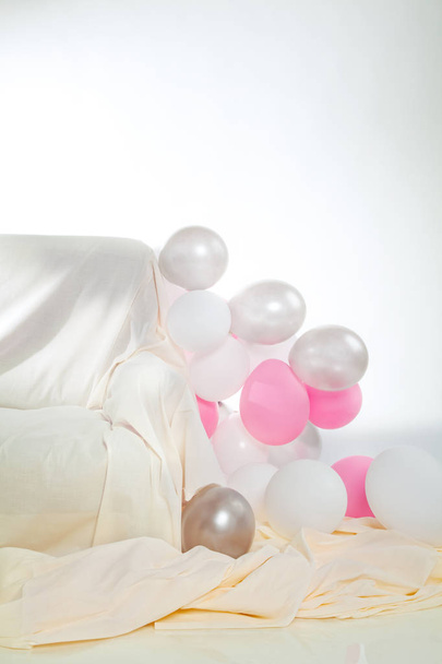 Interior com balões e sofá
 - Foto, Imagem