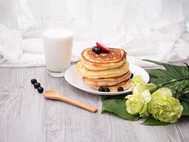 Beyaz arka plan ile çanak pancake - Fotoğraf, Görsel