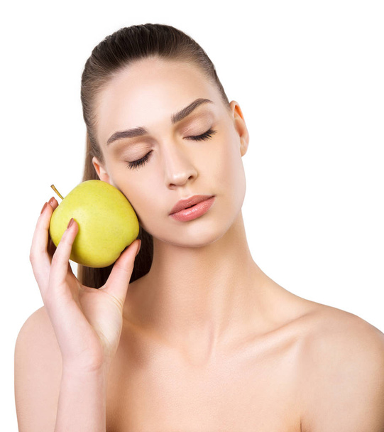Piękna młoda kobieta ze zdrową skórą i jabłkiem - Zdjęcie, obraz