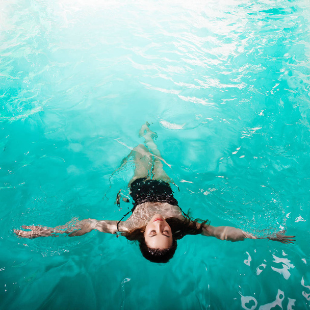 Bella giovane donna nuotare nella piscina Spa, nuotare e rilassarsi
 - Foto, immagini