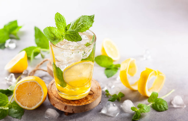 Homemade refreshing summer lemonade . - Foto, Imagen