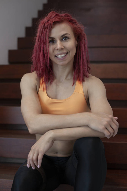 bir fitness salonunda atletik kız - Fotoğraf, Görsel