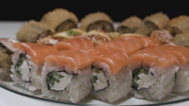 sushi rolls on a plate side view focus shift - Filmagem, Vídeo