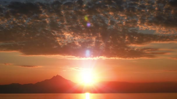 Ανατολή του ηλίου πάνω από τη θάλασσα και το βουνό 4K - Πλάνα, βίντεο