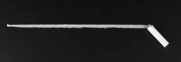 Kohle weiße Linie auf schwarzem Brett - Foto, Bild
