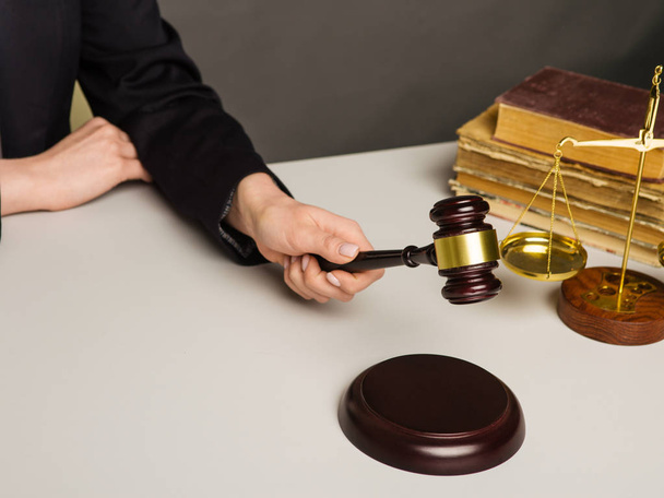 Обрізане зображення судді, який виносить вирок, вдаривши торговельну точку за столом
 - Фото, зображення