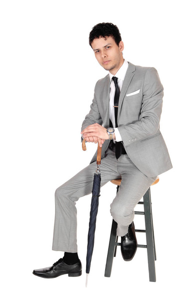 Joven jefe sentado en un traje gris
 - Foto, imagen