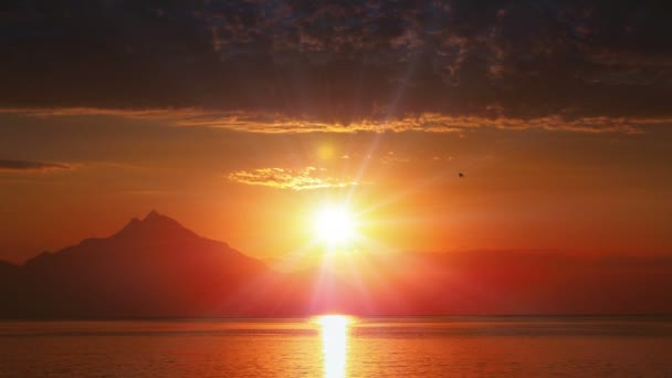 Sonnenaufgang über Meer und Berg 4k - Filmmaterial, Video