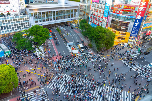 Shibuya Crossing est l'un des passages piétons les plus fréquentés au monde. Passage piéton pour piétons au quartier Shibuya. Tokyo, Japon - le 3 mai 2019
 - Photo, image