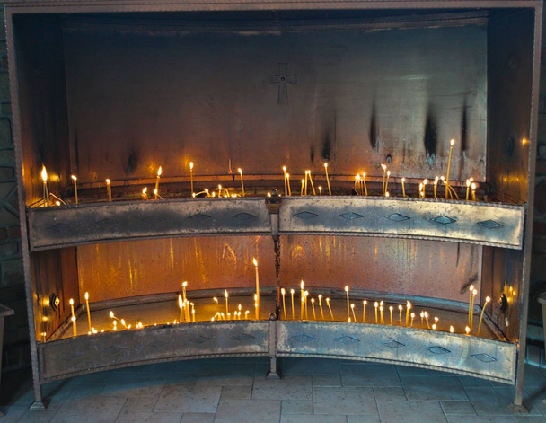 Lugar para velas relâmpago no mosteiro sérvio
 - Foto, Imagem
