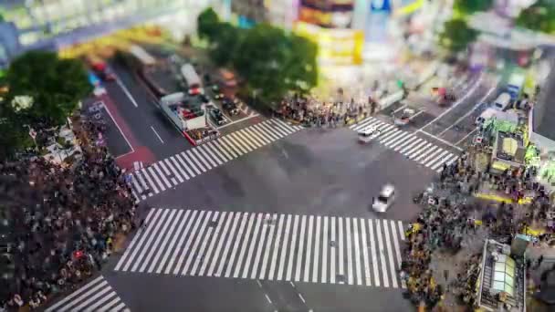 Nachtzicht op Shibuya Crossing, een van de drukste kruistochten ter wereld. Voetgangerszebrapad in Shibuya district. Tokio, Japan-3 mei 2019 (4k UHD time-lapse ) - Video