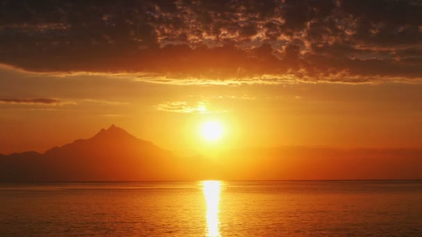 Ανατολή του ηλίου πάνω από τη θάλασσα και το βουνό 4K - Πλάνα, βίντεο