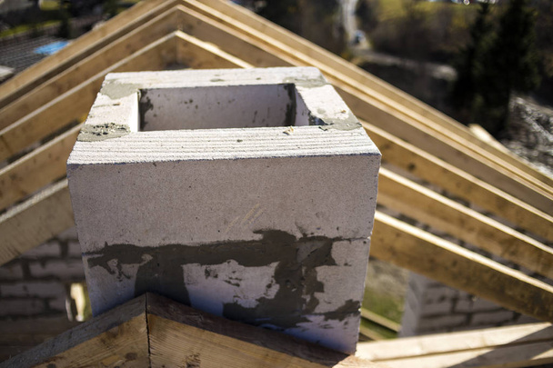 Закрывающая деталь каркаса крыши из грубого деревянного бруса и c
 - Фото, изображение