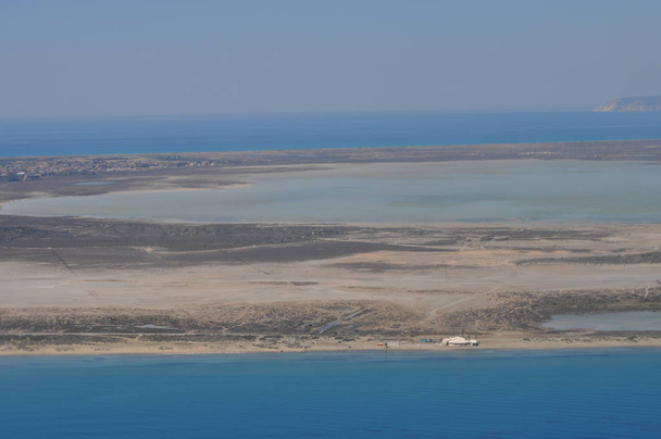 A bela paisagem natural Wetland Limassol Salt Lake Visão geral em Chipre
 - Foto, Imagem