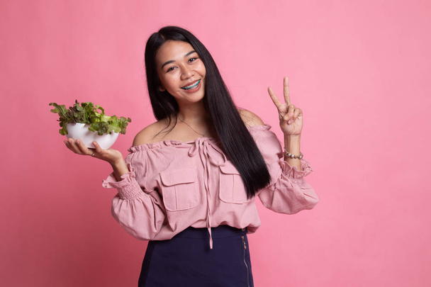 Healthy Asian woman show victory sign with salad. - Fotografie, Obrázek