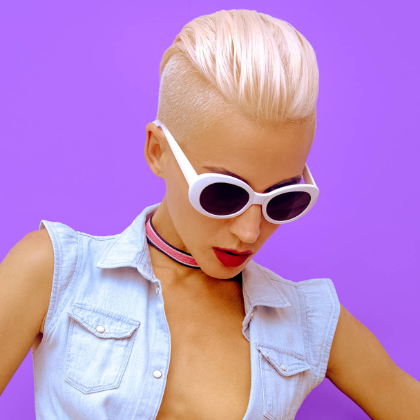 Stylish blonde with a short haircut and fashion accessory sungla - 写真・画像