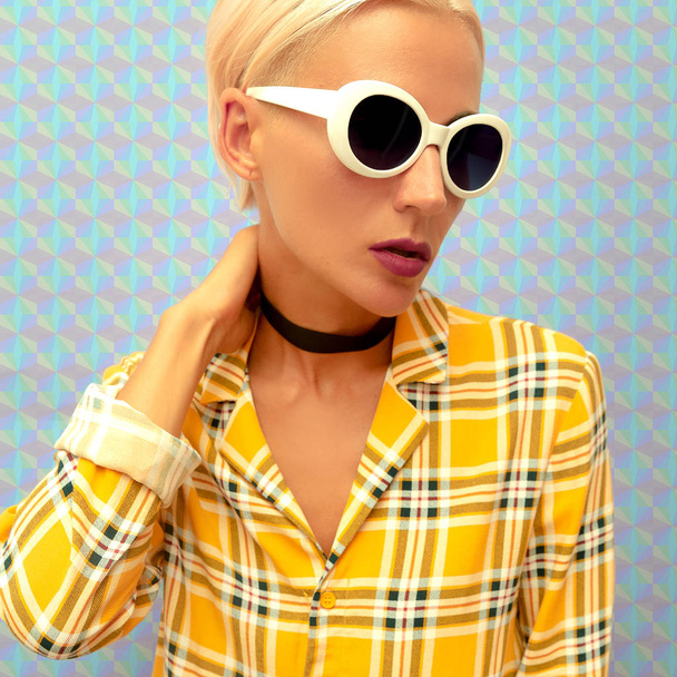 Fashion blonde in stylish summer accessories. Choker and sunglas - Φωτογραφία, εικόνα