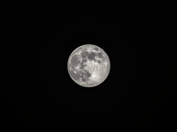 Luna llena en el oscuro cielo nocturno - Foto, imagen