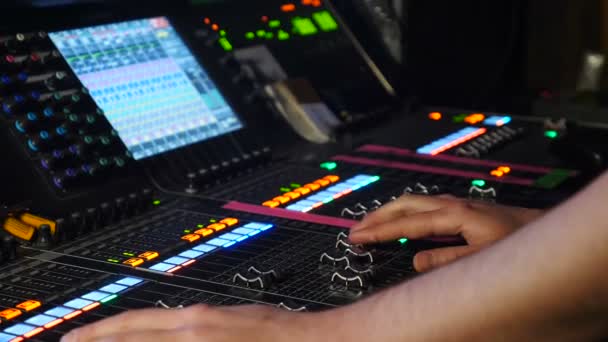 Samec DJ ovládá ovládání míchací konzole v nočním klubu. DJ mixeru. DJ u zvukové konzoly. v ruce profesionální hudebník, lidé vytvářejí hudbu na míchačce s pomocí jezdců. Hd - Záběry, video