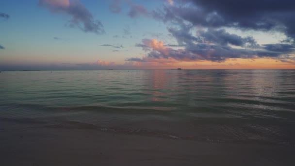 Tropik plaj ve karayip denizi gün doğumunda. Deniz kumuna sıçrayan dalgalar - Video, Çekim