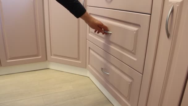 Abrindo e fechando a gaveta com fechos. Móveis de cozinha. Caixas para pratos. .. Rússia São Petersburgo 16 de junho de 2018
 - Filmagem, Vídeo