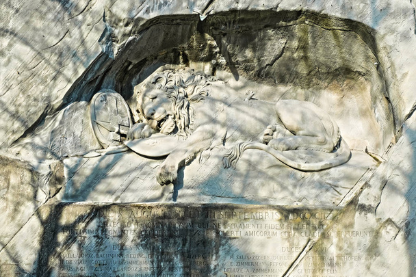 умирающий лев в Люцерне, Швейцария. - Фото, изображение