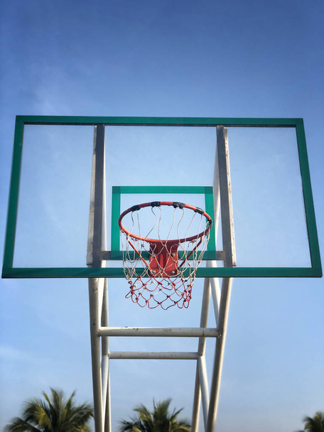 青空の背景にバスケットボールストリートコート - 写真・画像