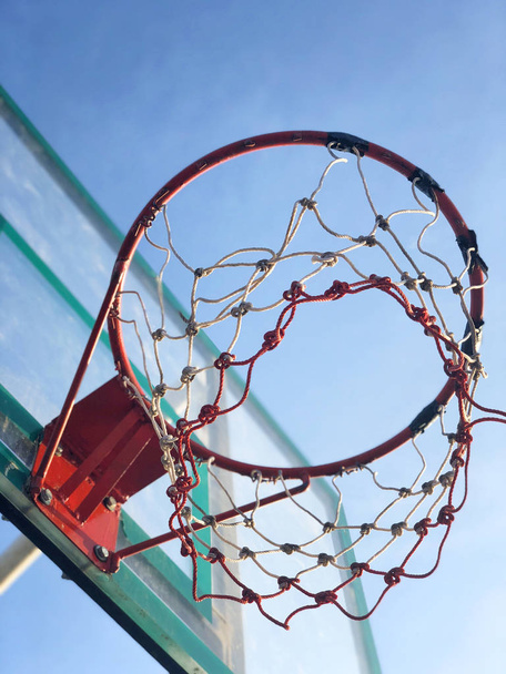 Boisko do koszykówki na tle błękitnego nieba - Zdjęcie, obraz
