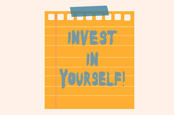 Escrevendo nota mostrando Invest In Yourself. Foto de negócios mostrando aprender coisas novas ou materiais, tornando seu lote melhor
. - Foto, Imagem