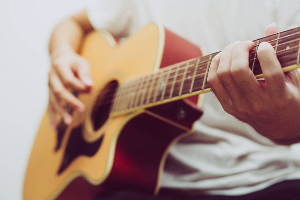 Practicing in playing guitar - Zdjęcie, obraz