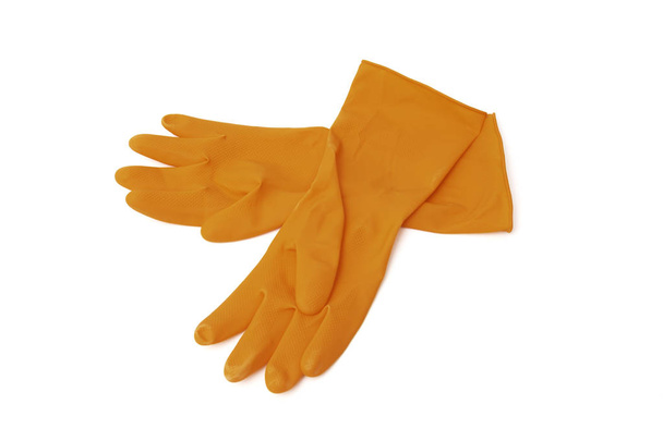 白い背景に隔離された2つのオレンジ色のゴム手袋をクローズアップ - 写真・画像