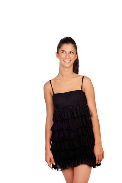 ελκυστική μελαχρινή κοπέλα με μαύρο φόρεμα κοιτώντας ψηλά - Φωτογραφία, εικόνα