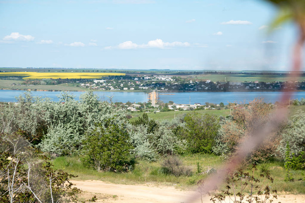 湖を横切る道を持つダム、反対側の村 - 写真・画像