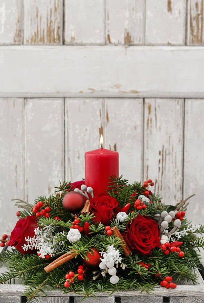 Christmas decoration with red roses, fir, brunia and cinnamon st - Foto, immagini
