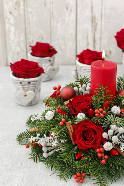 Christmas decoration with red roses, fir, brunia and cinnamon st - Foto, Imagen