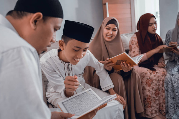 muslim family reading quran together in livingroom - Zdjęcie, obraz