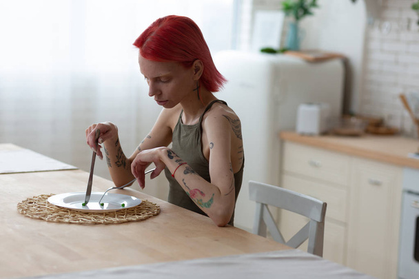 Mujer con trastorno alimenticio que no come nada que sufre de anorexia
 - Foto, Imagen