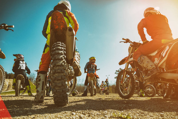 Dirtbike. Equipe Motocross em moto moto é estrada de partida. vista traseira
 - Foto, Imagem