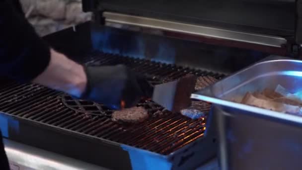 Ανδρική χύτρα χειρός αφαιρεί μπιφτέκια με σπάτουλα από καμένο τηγάνι σχάρας - Πλάνα, βίντεο
