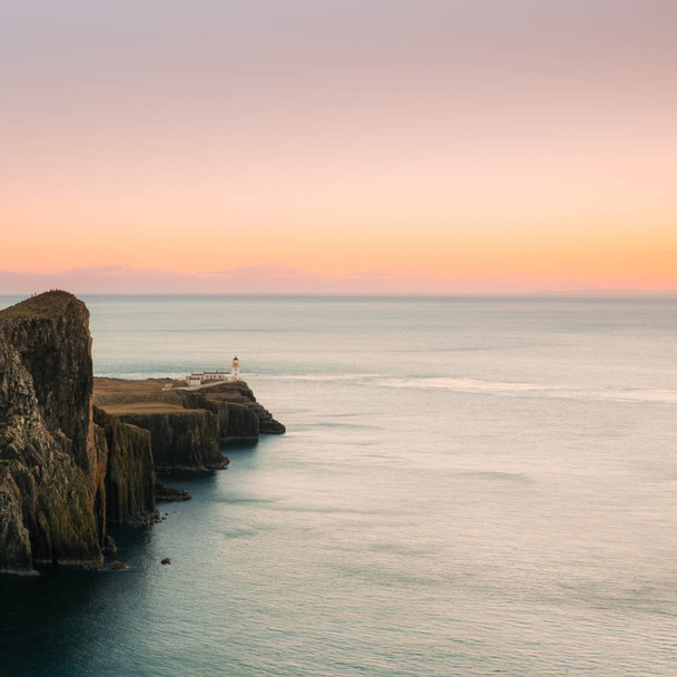 Faro en Neist Point, Isla de Skye, hermosa puesta de sol con c
 - Foto, imagen