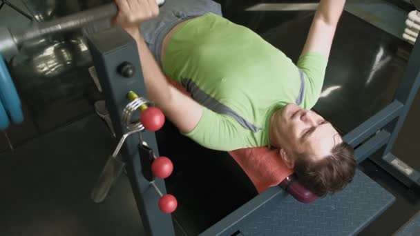 Man doing bench press in fitness studio - Filmagem, Vídeo