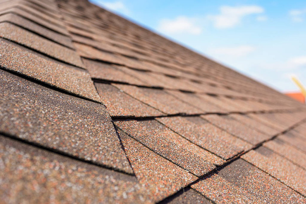 Asphalt tile roof on new home under construction - Foto, Imagem