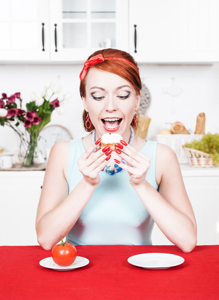 kaunis nainen syö kakkua - Valokuva, kuva